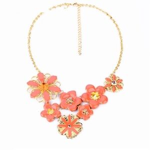 🌸 NWT Coral & Gold Floral Statement Necklace – Bold & Colorful Spring/Summer